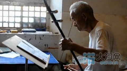 河南孝子DV记录父亲最后十年 网友呼吁多陪父母