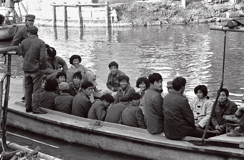 西塘镇属浙江嘉善,是古代吴越文化的发祥地之一,是我国历史文化名镇。西塘河网密集,河道交错,桥梁繁多,民居依水而建。船对于西塘小镇的居民来说,如同公共汽车一般,是人们出行的重要交通工具。这组西塘水乡的照片拍摄于20世纪70年代,完整记录了西塘当时的社会生活面貌。 西塘镇属浙江嘉善,是古代吴越文化的发祥地之一,是我国历史文化名镇。西塘河网密集,河道交错,桥梁繁多,民居依水而建。船对于西塘小镇的居民来说,如同公共汽车一般,是人们出行的重要交通工具。这组西塘水乡的照片拍摄于20世纪70年代,完整记录了西塘当时的社会生活面貌。
