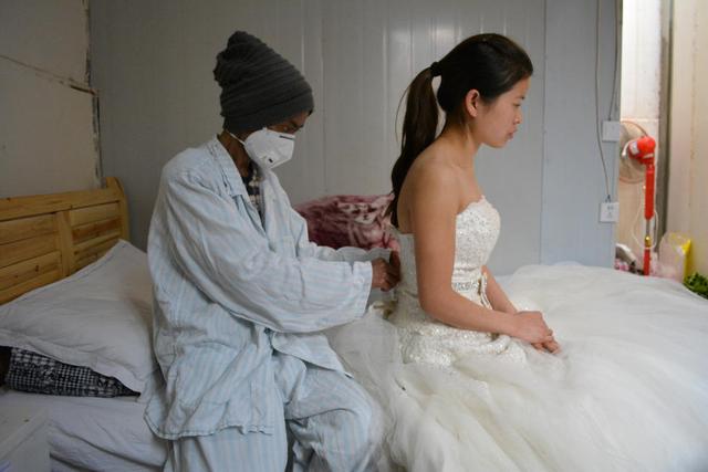 24岁女孩穿婚纱携患病弟弟在昆明火车站征婚(图)