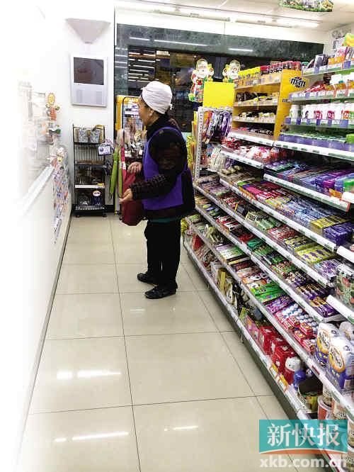 一个大妈在超市的收银台前守候讨钱_www.bhlifes.com