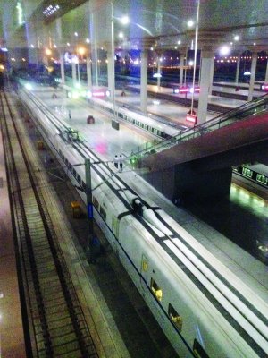 Breakdown of Beijing Shanghai Gao Tieyi train bends over nest passenger breaks a window to go out enjoy the cool (graph)