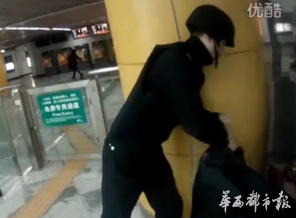 大学生嫌累将背包遗弃地铁站 惊动特警排爆队伍