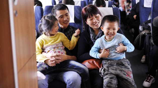 一家四口打工四年没回家 为孩子狠心买高铁票