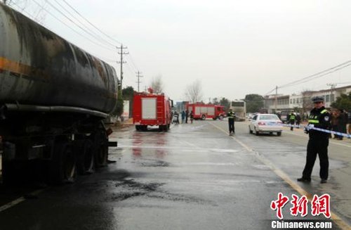 安徽庐江满载46吨浓硫酸的大货车轮胎起火(图)