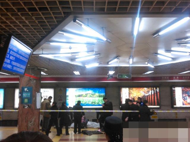 北京地铁国贸站一男子坠站台身亡部分列车晚点