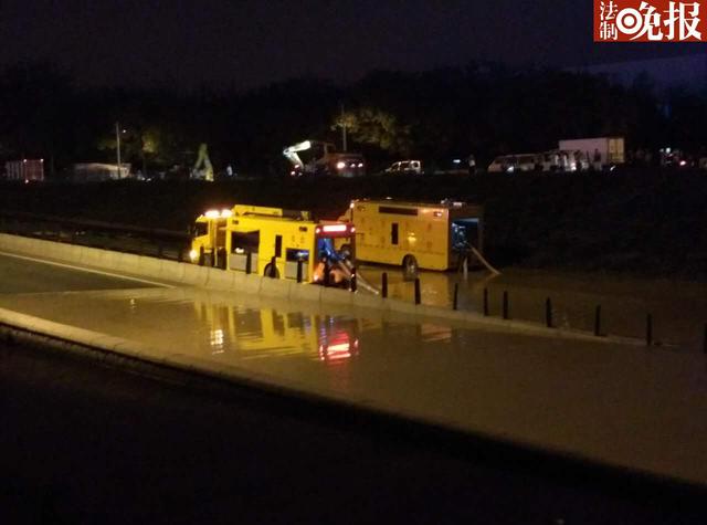 京港澳高速北京岳各庄桥下水管破裂车辆被淹