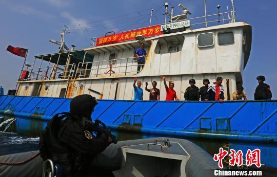 海军护航编队建军节为4艘中国远洋捕捞渔船护航