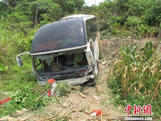 桂柳高速路段一卧铺大巴被撞冲下护坡 13人受伤