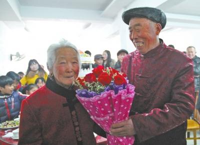 79岁老汉情人节送老伴11朵玫瑰:一生一世