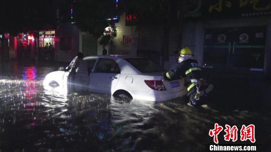 甘肃静宁突遭暴雨 消防官兵连救20余辆泡水汽车