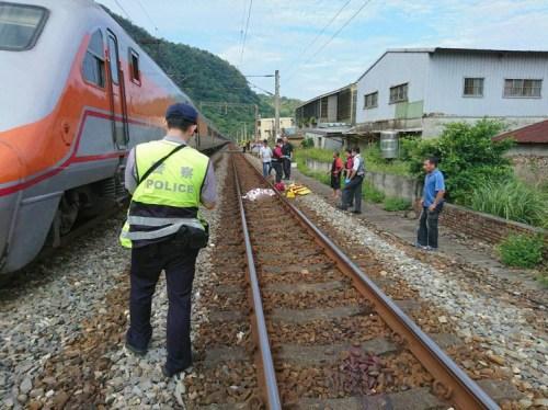 宜兰外大溪铁路平交道今天下午车祸，一名9岁女童遭自强号撞击身亡，原因待查。图／宜兰县消防局提供