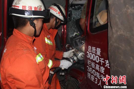 云南楚大高速6车连环相撞3人被困2人当场死亡