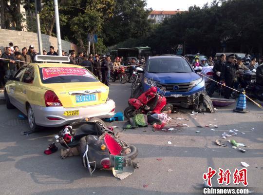 广西南宁发生恶性交通事故 致1死10伤