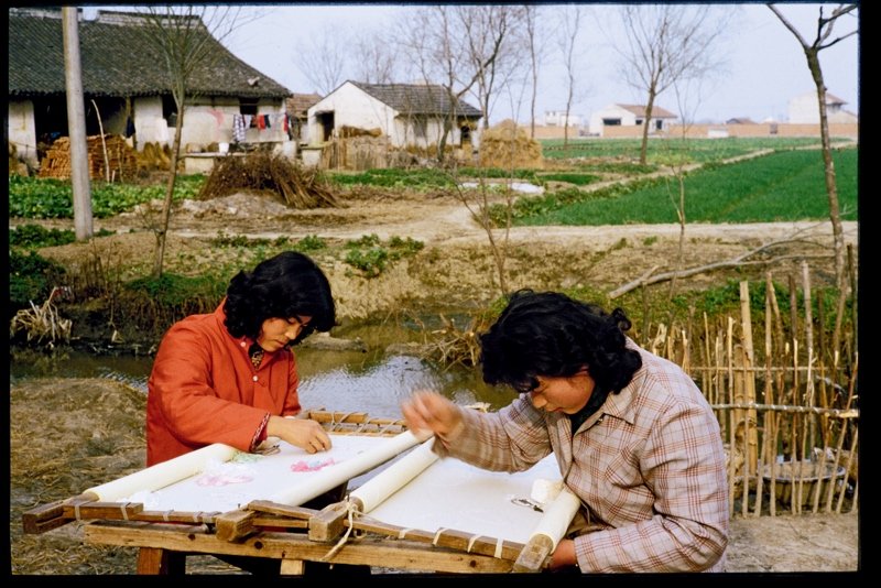 20世纪70年代,浙江嘉兴的绣娘正在做绣花鞋面。 20世纪70年代,浙江嘉兴的绣娘正在做绣花鞋面。