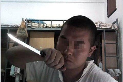 杀人犯坐20 年冤狱 无罪 释放  当众给母亲下跪