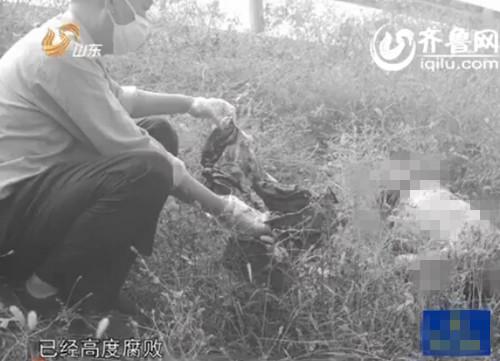 男子因车镜擦到对方未道歉 遭割喉抛尸荒野      警方到达抛尸现场