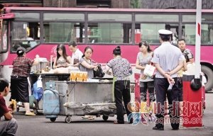 重庆早餐商贩为躲城管在马路中间摆摊(图)