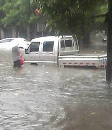 河北一高考女生大雨中赶赴考场 跌入排水道死亡