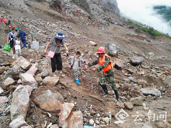 云南省丽宁二级路部分路段塌方造成1000多人滞留