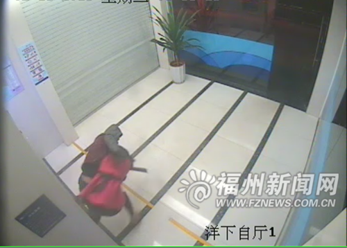 女子凌晨取款遭抢 16秒空手夺刀吓跑劫匪(图)