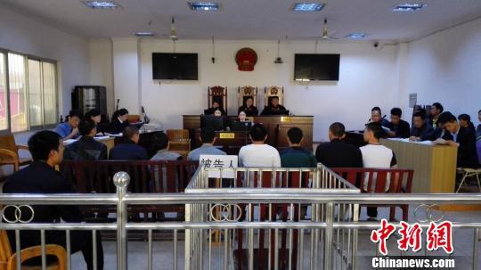 云南8名90后因打砸学校受审 曾约副校长单挑