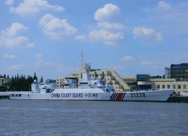 中国海警舰船编队4月24日在钓鱼岛领海巡航 