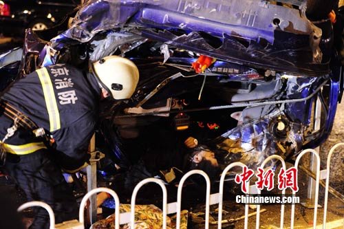 组图:元旦夜北京长安街复兴门桥发生严重车祸