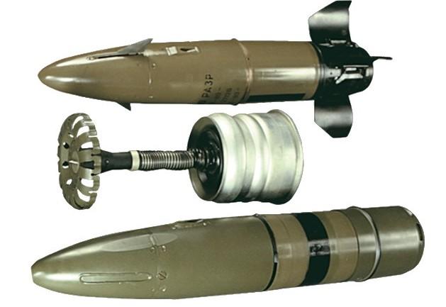 我军新一代坦克炮射导弹将列装 可自动修正路