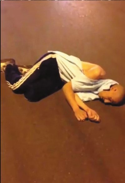 Ӣ�����ӱ�����ͷ����Ů������������ֻ��Χ��