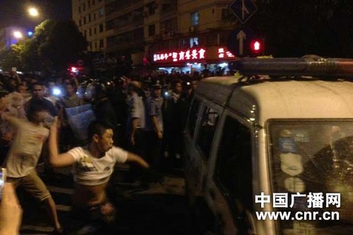 南宁交通事故引发警车被砸群体性事件6人获刑