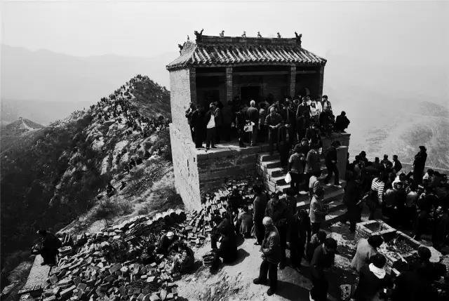 2005年3月23日,河南省偃师市。在牛心山顶举行的乡村庙会上,人头攒动,摩肩接踵。 2005年3月23日,河南省偃师市。在牛心山顶举行的乡村庙会上,人头攒动,摩肩接踵。