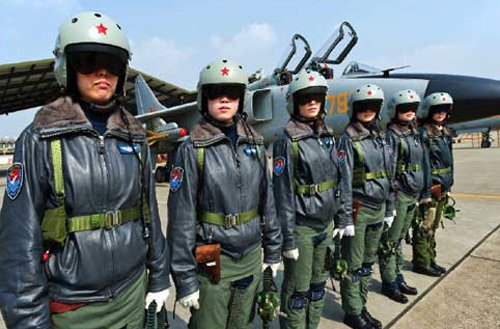中国首批女战斗机飞行员获分配至飞豹部队(图)