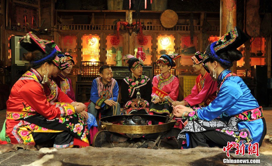 高清:国际旅游小姐走进羌寨牵手<em>羌族姑娘</em> - 人