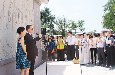 连战赴湖北广水寻根谒祖 书记市长夹道欢迎(图)