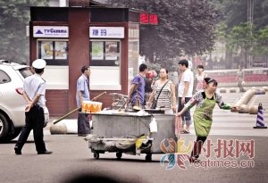 重庆早餐商贩为躲城管在马路中间摆摊(图)