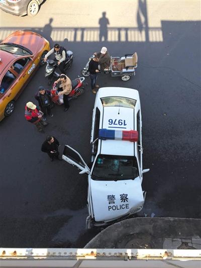 山西警车失控撞上桥墩 系阳光刺眼影响视线 