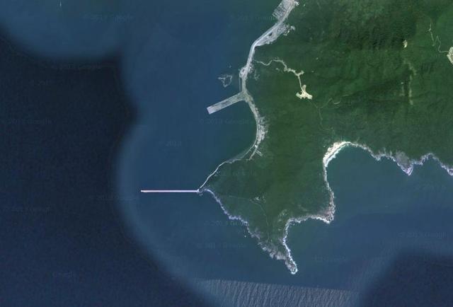 资料图:谷歌卫星拍摄到的南海舰队三亚基地新建的航母泊位