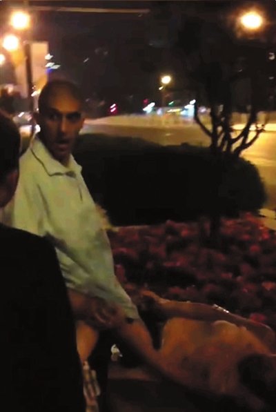 Ӣ�����ӱ�����ͷ����Ů������������ֻ��Χ��