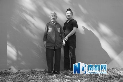 王秀英和女儿王凤仙在所租房子的院子里。自从搬出周转房，5年内她搬了4次家。 南都记者 贺顿 摄