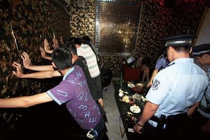 男子出租屋涉嫌嫖娼被抓 <em>同室男女</em>互不认识(图