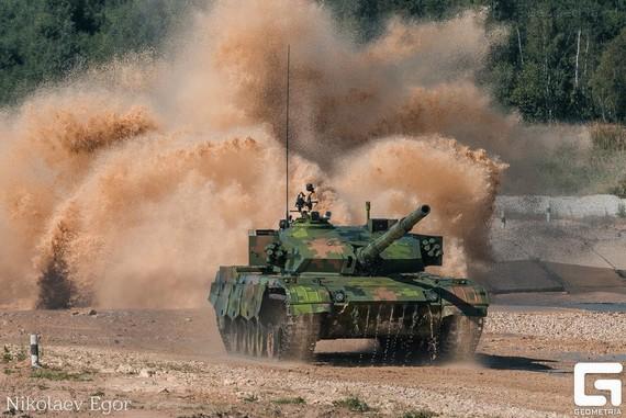 坦克大赛我96A坦克行进中开火 展示优秀火控