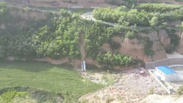 陕西旅游大巴坠入山沟 已致30人遇难