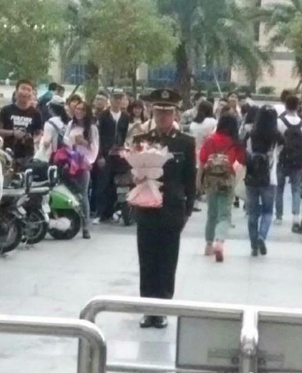 网传国防科技大学学员千里求婚 学校称查无此人