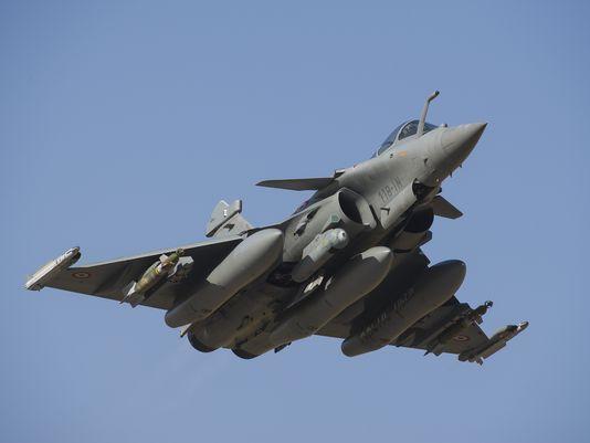 法国战机对伊斯兰国在叙利亚目标实施空袭