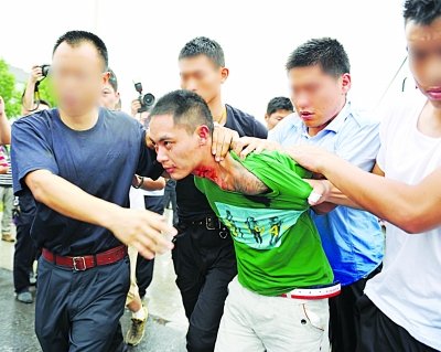 杀人嫌犯大巴挟持人质 南京特警开枪施救(图)