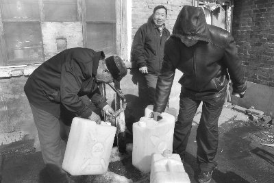 自来水管流出絮状物 千余居民花钱买水吃(图)
