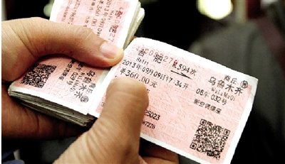 郑州警方披露假火车票制作:用刀片胶水先挖再贴
