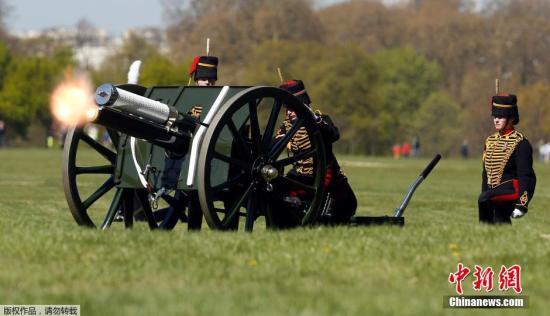 当地时间2015年4月21日，英国伦敦，英国女王伊丽莎白二世迎来89岁生日。英国荣誉炮兵连的士兵在海德公园发出41响皇家礼炮，为女王庆祝生日。