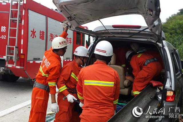 私家车撞上高速路护栏 一女童被甩出车外身亡