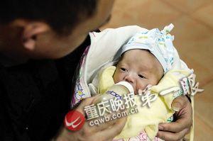 重庆早产男婴仅2斤重 喂奶一毫升需一小时(图)